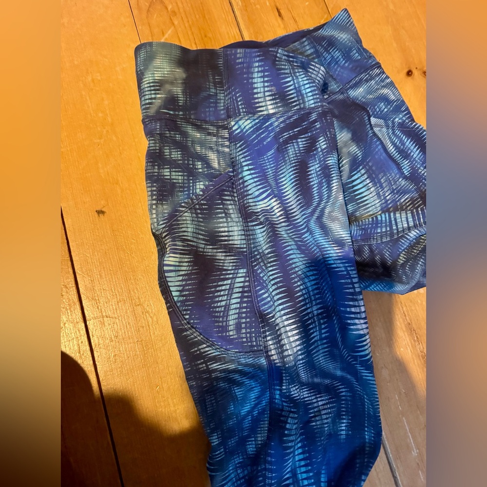 Lululemon Blue-patterned leggings top and shorts set - Picture 3 of 12